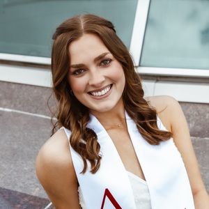 Meet your Posher, Laura